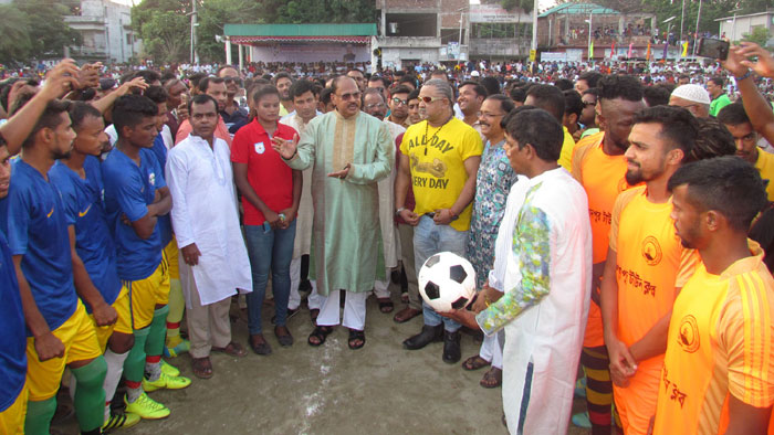 শাহজাদপুরে হাসিবুর রহমান স্বপন গোল্ডকাপ ফুটবল টুর্নামেন্ট শুরু