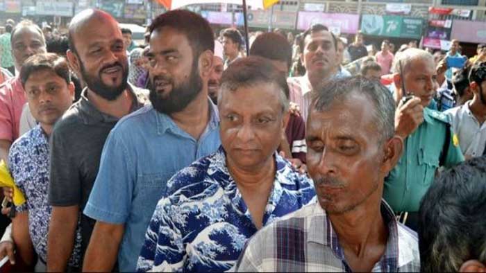 সিলেট লাইনে দাঁড়িয়ে পেঁয়াজ কিনলেন মেয়র আরিফ