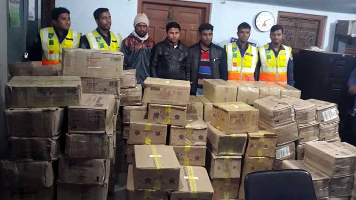 ছাতকে ভারতীয় কসমেটিকসসহ তিন চোরাকারবারি আটক