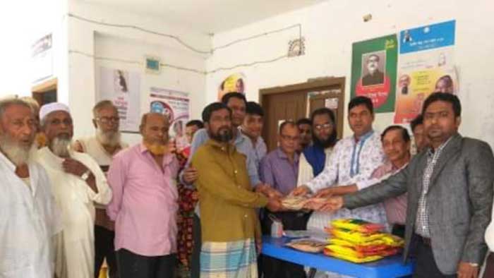 চাঁদপুর রামপুরে কৃষকদের মাঝে কৃষি উপকরণ বিতরন