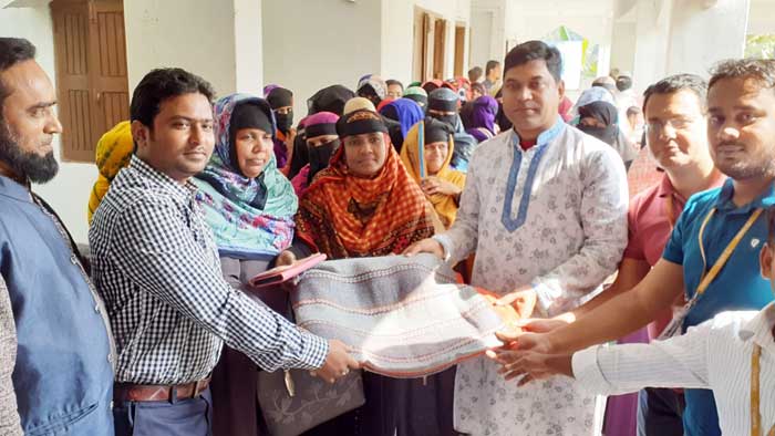 চাঁদপুর রামপুর ইউনিয়নে আচঁল মায়েদের মাঝে কম্বল বিতরন