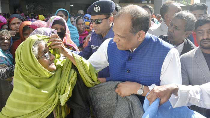 বাগমারায় শীতার্থদের পাশে দাঁড়ালেন এমপি এনামুল হক