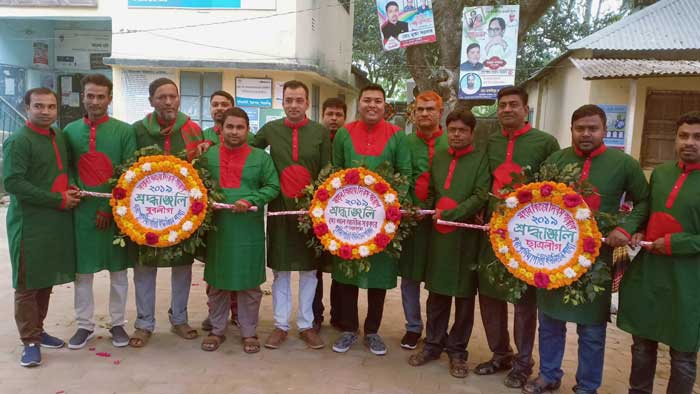 উল্লাপাড়ায় শহীদ মিনারে পুষ্পস্তবক অর্পণ
