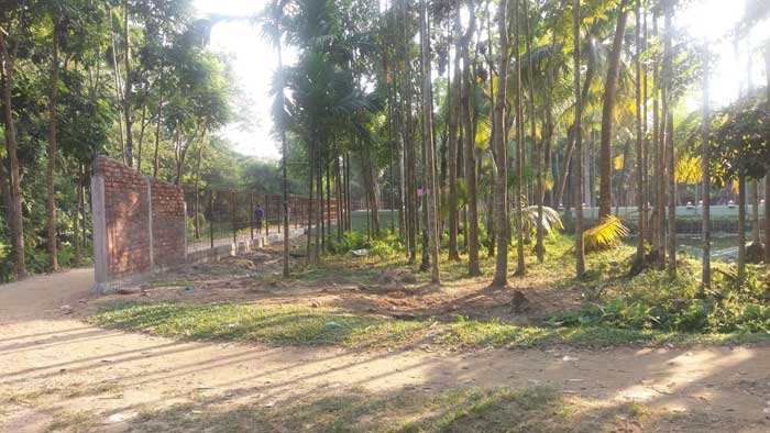 ছাতকে প্রশাসনের নির্দেশ অমান্য করে বাড়ির সীমানা প্রাচীর নির্মাণ
