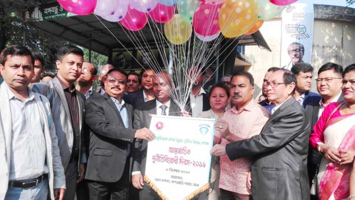 খাগড়াছড়িতে আন্তর্জাতিক দুর্নীতি বিরোধী দিবস উপলক্ষে মানববন্ধন