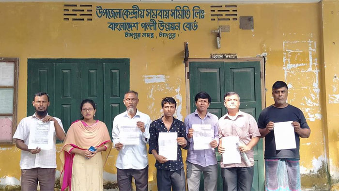 চাঁদপুরে বিআরডিবির চাকরি রাজস্ব বাজেটভুক্ত করার দাবিতে কর্মবিরতি
