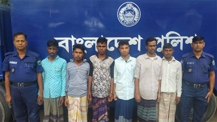 বেলকুচিতে বিশেষ অভিযানে নারী নির্যাতনসহ বিভিন্ন মামলায় ৬জন আটক