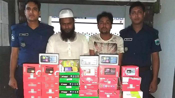 বেলকুচিতে বিপুল পরিমান চোরাই মোবাইলসহ আটক ২