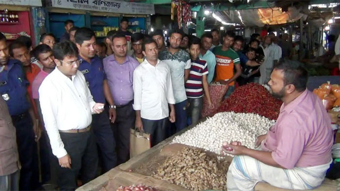 হিলিতে পেঁয়াজের মুল্যবৃদ্ধি রুখতে কাচাবাজারে অভিযান