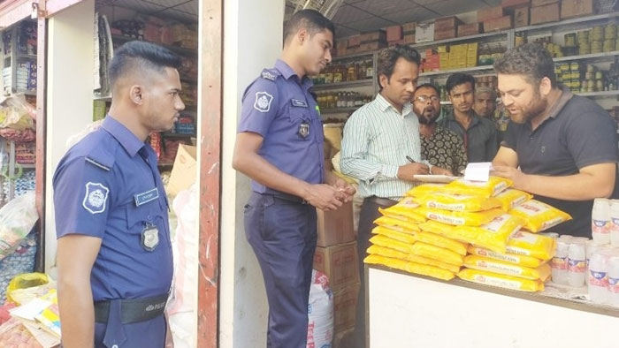 কুলাউড়ায় ৩টি প্রতিষ্ঠানকে ভোক্তা অধিকার আইনে জরিমানা