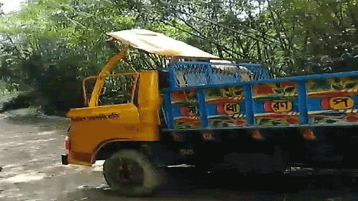 কুলাউড়ায় হাতির আক্রমনে গাড়ী ভাঙচুর, ৩ জন আহত