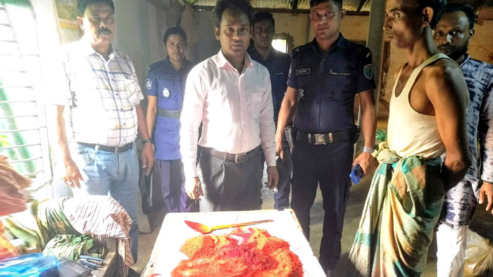 কুলাউড়ায় গ্রাইন্ডিং মশলার মিলে তালা ও ৩টি প্রতিষ্ঠানকে জরিমানা