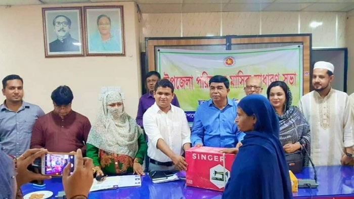 কুলাউড়ায় এমপি সুলতান মনসুরের সেলাই মেশিন বিতরণ