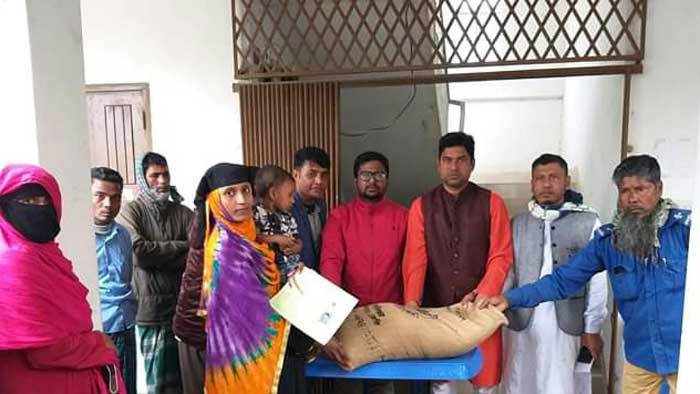রামপুরে ভিজিডি ভাতাভোগীদের মাঝে চাল বিতরন