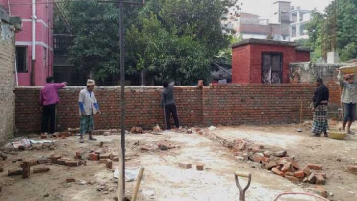 রাজশাহীতে চলচ্চিত্রকারের পৈত্রিক ভিটা ভেঙে সাইকেল গ্যারেজ