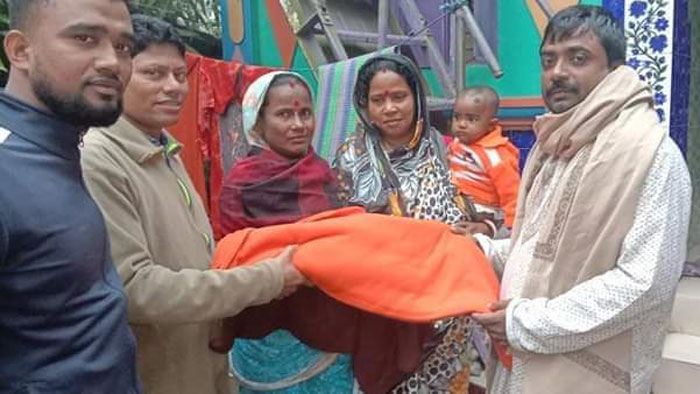 চাঁদপুর ১৫নং ওয়ার্ডের প্রার্থী কবির চৌধুরীর শীতবস্ত্র বিতরন
