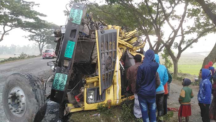 সলঙ্গায় বাস-ট্রাক মুখোমুখি সংঘর্ষে চালক-হেলপার নিহত