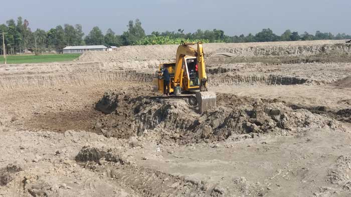 ইসলামপুরে ভেকু দিয়ে মাটি উত্তোলন