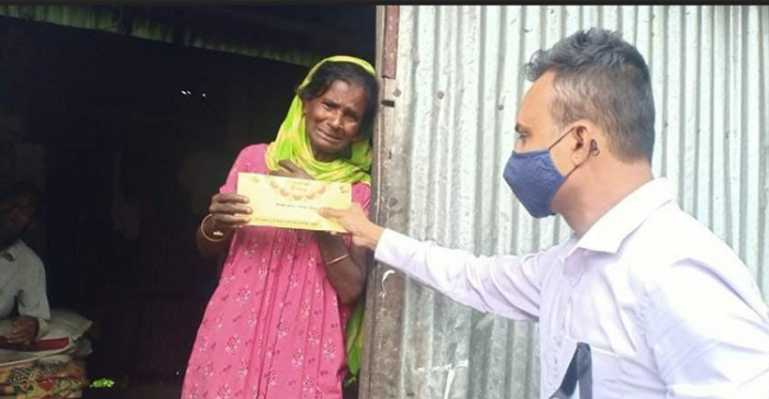 প্রধানমন্ত্রীর উপহার পেয়ে কাঁদলেন মাহমুদা