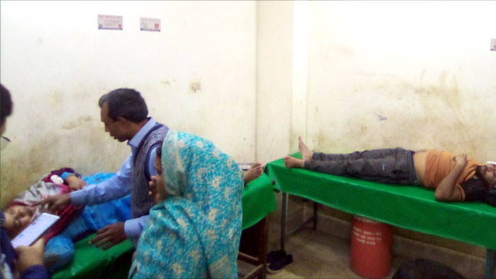 শিবগঞ্জে মোটরসাইকেল মুখোমুখী সংঘর্ষ, আহত ৪