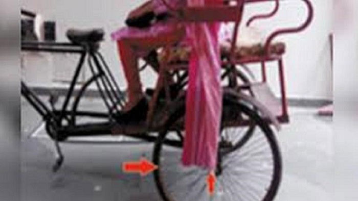 রিকসার চাকায় ওড়না পেঁচিয়ে কলেজ ছাত্রীর মৃত্যু