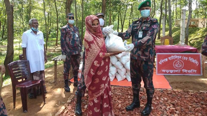মাধবপুরে সীমান্ত এলাকায় বিজিবির ত্রাণ বিতরণ