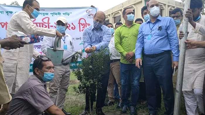 বেলকুচি পৌরসভা পরিদর্শন করলেন বিভাগীয় কমিশনার ও জেলা প্রশাসক