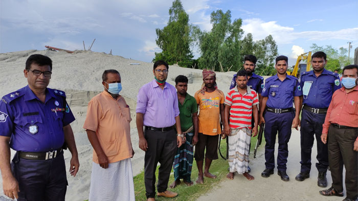 সংবাদ প্রকাশের পর বেলকুচিতে জেলা ম্যাজিস্ট্রেটের ভ্রাম্যমাণ আদালতের অভিযান