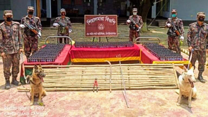 শিবগঞ্জ সীমান্তে বিজিবির ওপর চোরাকারবারিদের হামলা, গুলি বর্ষন
