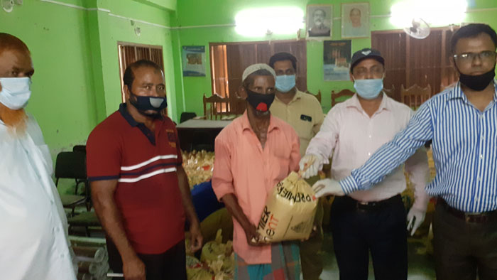 আশিকাটিতে অসহায় ও দুস্থ্যদের মাঝে চাল বিতরন