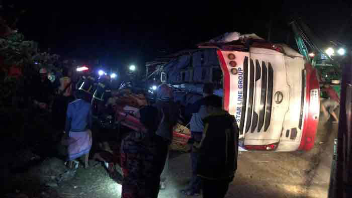 চট্টগ্রাম-কক্সবাজার মহাসড়কে যাত্রীবাহী বাস উল্টে নিহত ৪
