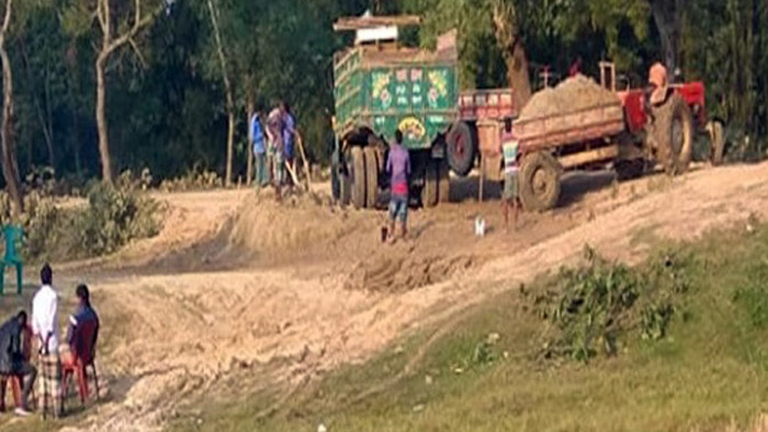 চুনারুঘাটে বালু বহনকারী ট্রাক্টরের চলাচলে দিশেহারা সাধারণ মানুষ