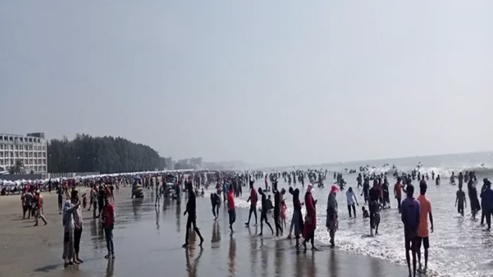 দূরপাল্লার বাস বন্ধে, অর্ধলাখ পর্যটক আটকা কক্সবাজার