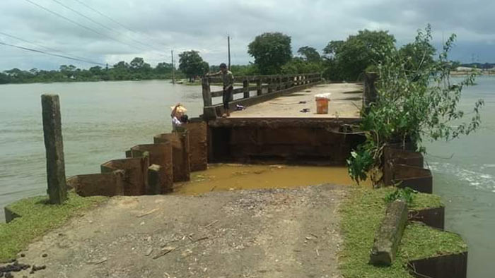 দোয়ারায় বন্যায় সবকটি সড়ক ভেঙে যোগাযোগ ব্যবস্থার চরম ভোগান্তি