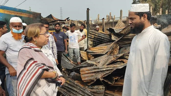 ভয়াবহ অগ্নিকান্ডে ১০কোটি টাকার ক্ষয়ক্ষতি; আওয়ামীলীগ নেতা কবিতার পরিদর্শন