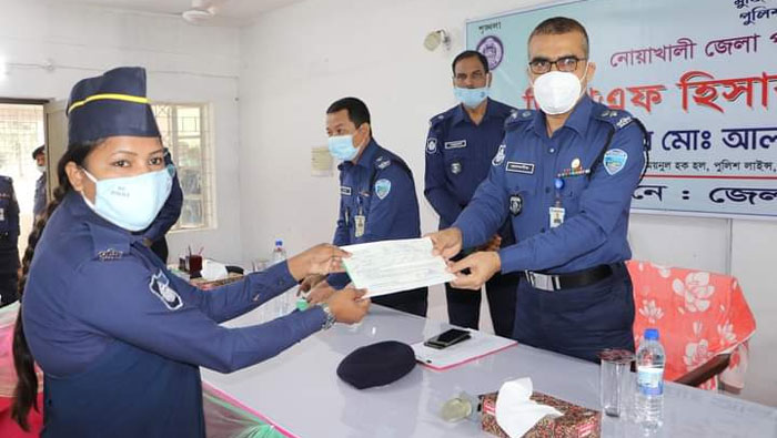 নোয়াখালীতে &lsquo;জিপিএফ&rsquo; হিসাব বিবরণী বিতরণ করলেন পুলিশ সুপার