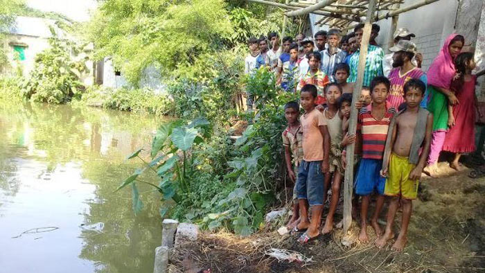 রাস্তা না থাকায় শতাধিক পরিবারের মসজিদে যাতায়াত বিঘ্নিত