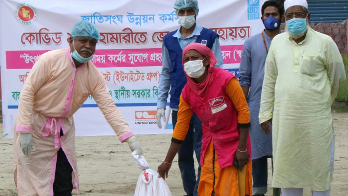 ইসলামপুরে স্বপ্ন প্রকল্পের ভোগ্য সামগ্রী বিতরণ
