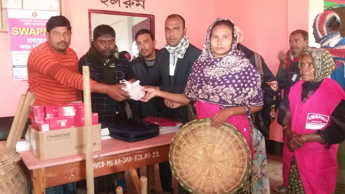 ইসলামপুরে স্বপ্ন প্রকল্পে মোবাইলফোন, ইউনিফর্ম, কোদাল বিতরণ