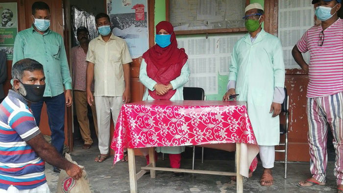 দেওয়ানগঞ্জে বন্যার্তদের প্রধানমন্ত্রীর উপহার ত্রাণ সামগ্রী বিতরণ
