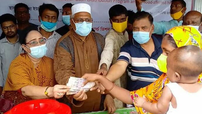 ইসলামপুরে বন্যার্তদের নগদ অর্থ ও স্বাস্থ্য সুরক্ষা সামগ্রী বিতরন