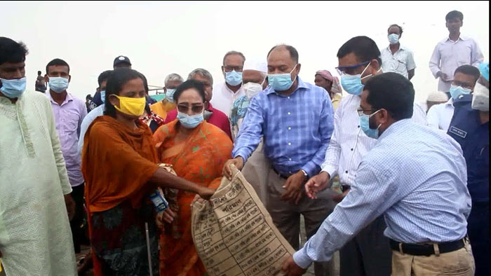 ইসলামপুরে বন্যার্তদের মাঝে প্রধানমন্ত্রীর ঈদ উপহার বিতরণ