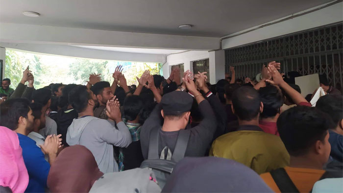 জাককানইবি`তে প্রশাসনিক ভবনে তালা দিয়ে আন্দোলন