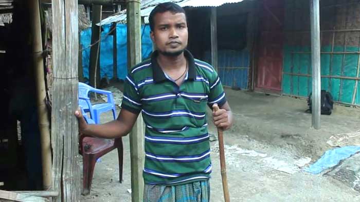 লেখাপড়া ছেড়ে অসুস্থ মা-বাবার জন্য পথে ভিক্ষা করছেন পক্ষাঘাতগ্রস্ত কামাল