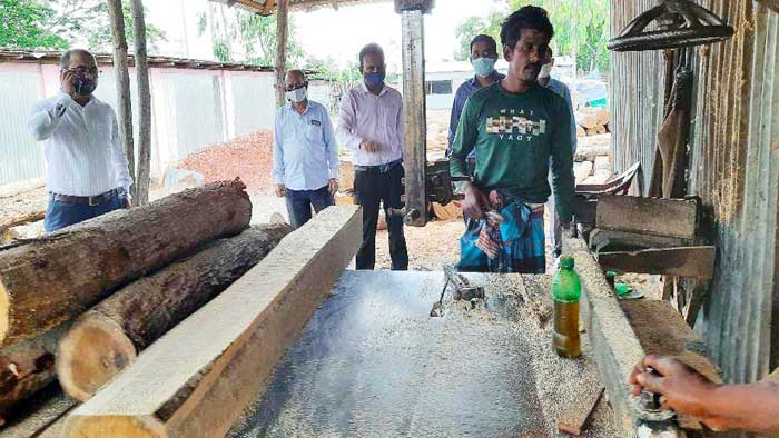 মাধবপুরে অবৈধ করাতকলে বিরুদ্ধে অভিযান