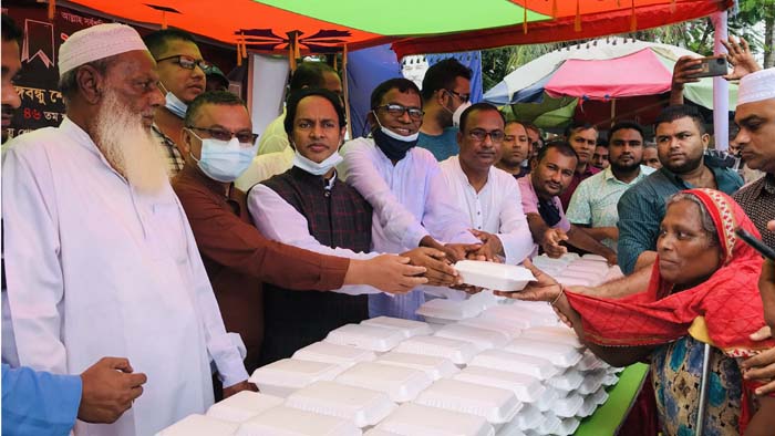 কুলাউড়ায় অসহায় দুস্থদের খাদ্য বিতরণ করলো যুবলীগ