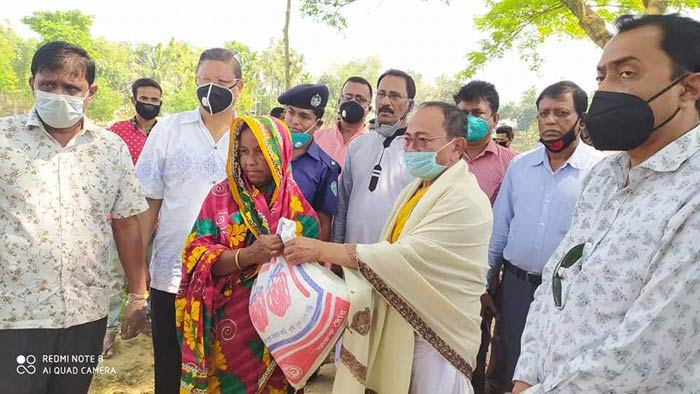 মহালছড়িতে পাঁচশ পরিবারকে ত্রাণ বিতরণ করল উপজেলা আ&rsquo;লীগ
