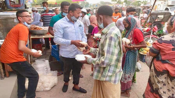 কৃষকলীগের ৪৯তম প্রতিষ্ঠা বার্ষিকী উপলক্ষে মাধবপুরে ইফতার সামগ্রী বিতরণ