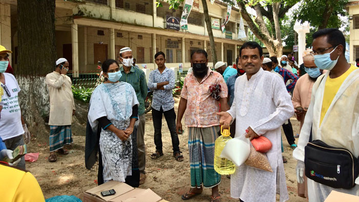 মাধবপুর দূরত্ব বজায় রেখে টিসিবি&rsquo;র পণ্য কিনছেন ক্রেতারা