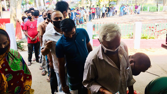মাধবপুরে টিসিবির পণ্য ক্রয়ে সামাজিক দূরত্ব মানছে না ক্রেতারা
